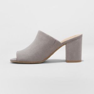 Grey suede mule with block heel